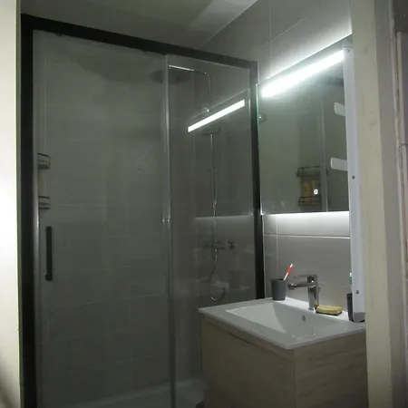 Location T1 Hyper Centre 350 M Des Thermes 200 M Des Telecabines Deuxieme Etage Avec Ascenseur Appartement *