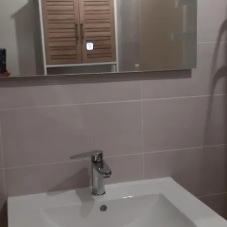 Location T1 Hyper Centre 350 M Des Thermes 200 M Des Telecabines Deuxieme Etage Avec Ascenseur *