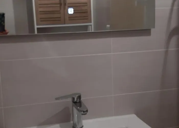 T1 Hyper Centre 350 M Des Thermes 200 M Des Télécabines Deuxième étage Avec Ascenseur *